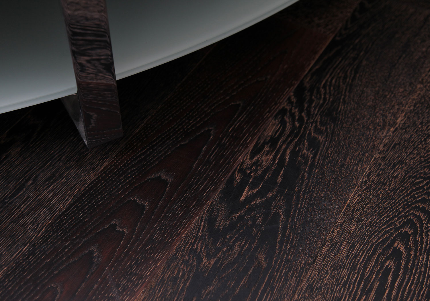 Инженерная доска Wood Bee дуб антик блэк фото в интерьере Инженерная доска Wood Bee дуб антик блэк фото в интерьере